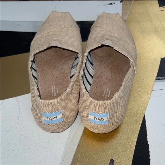 TOMS Women’s Beige Slip-On Loafers size 9 like new - Picture 5 of 9